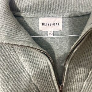 Olive & Oak Women's V-Neck Sweater in Light Gray